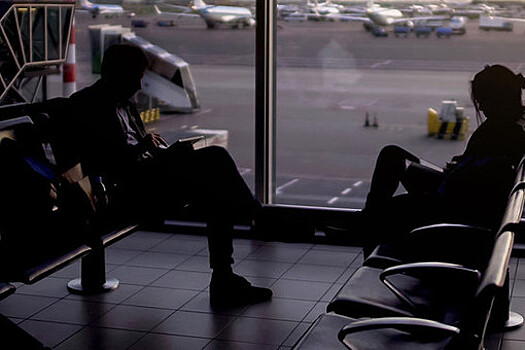 Турист подвесил в аэропорту гамак и уснул