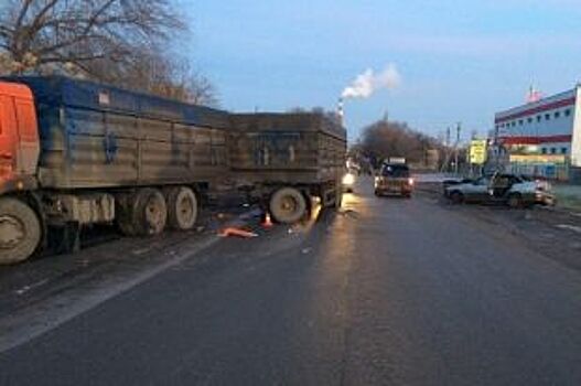 В Волгограде Daewoo Nexia врезалась в «КамАЗ», есть пострадавшие