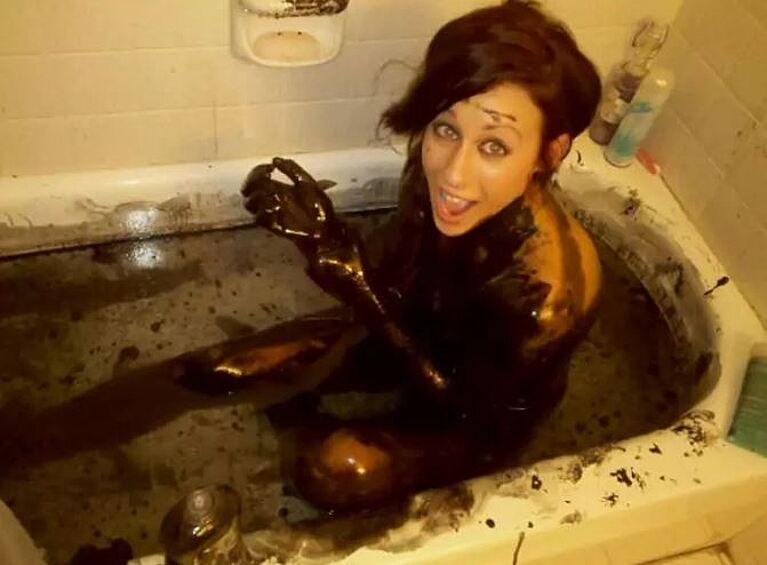 Dirty lena. Смешная девушка в ванне. Смешная девка в ванной. Страшные девки в ванной.
