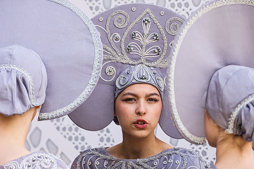 Участницы XIV межрегионального творческого фестиваля "Русское поле", посвященного 80-летию Победы и Году защитника Отечества, в Парке Победы на Поклонной горе