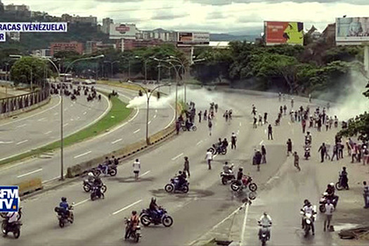 В Венесуэле произошли новые столкновения протестующих с полицией