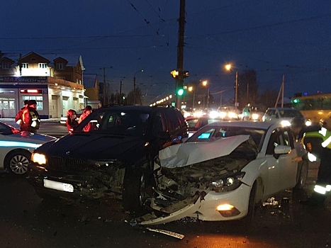 В Новосибирске при столкновении Mazda 3 и BMW X5 пострадал ребёнок