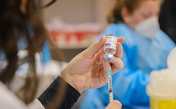В AstraZeneca сообщили о риске тромбоза после вакцины