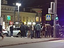 Такси вылетело на тротуар после аварии в центре Владимира
