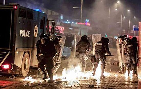 Жесткими столкновениями с полицией закончились очередные протесты в Сербии