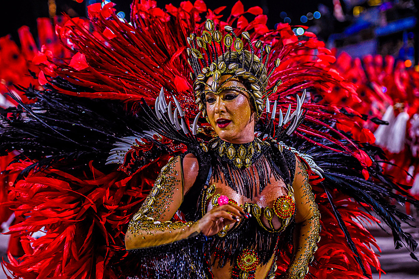 Участница карнавала на параде в Рио-де-Жанейро