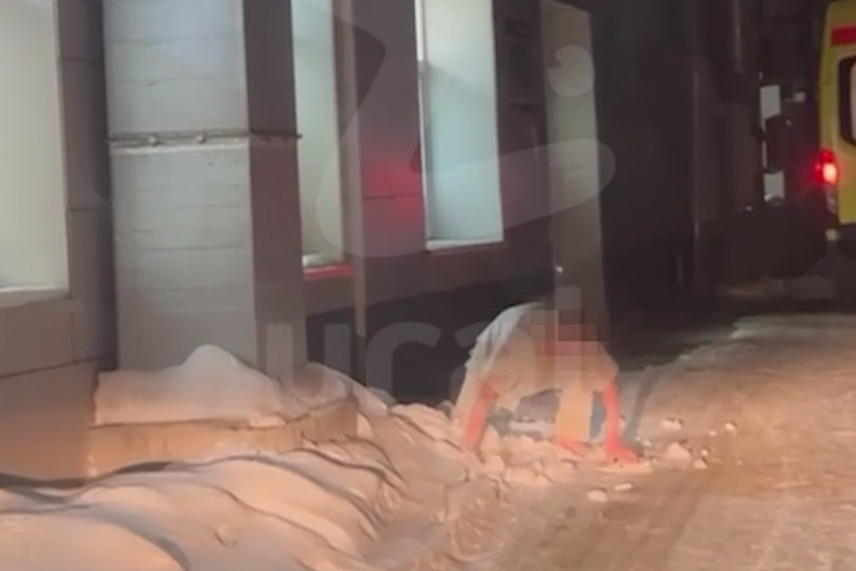 В Екатеринбурге пациент сбежал из больницы, спрыгнув в сугроб со второго этажа