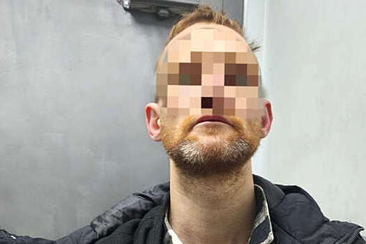 Житель Петербурга разгромил свою собственную квартиру и угрожал соседу молотком