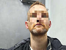 Житель Петербурга разгромил свою собственную квартиру и угрожал соседу молотком