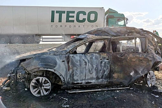 Четыре человека сгорели в машине после аварии в Астраханской области