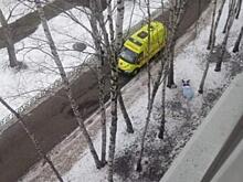 Без страховки. Чинивший крышу тюменский рабочий разбился насмерть