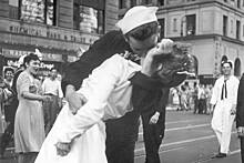 В США произошел скандал из-за культового фото поцелуя на Таймс-сквер