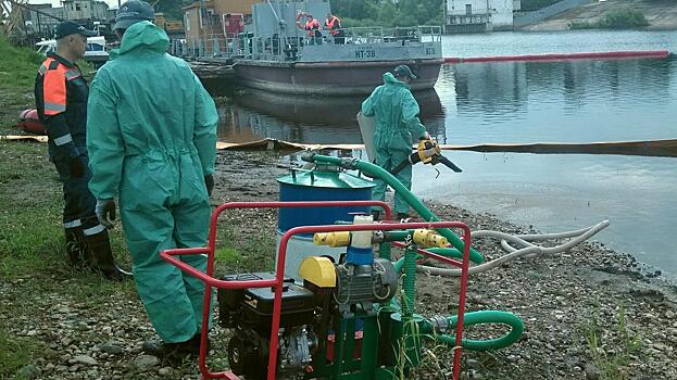 Спасатели ликвидировали «разлив нефтепродуктов» на реке Вологде
