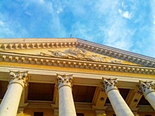 Бывших сотрудников челябинского театра осудили за взятки