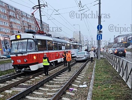 Иномарка на трамвайных путях парализовала движение электротранспорта в Краснодаре