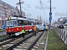 Иномарка на трамвайных путях парализовала движение электротранспорта в Краснодаре