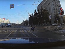 В Твери парень сел на шпагат на пешеходном переходе