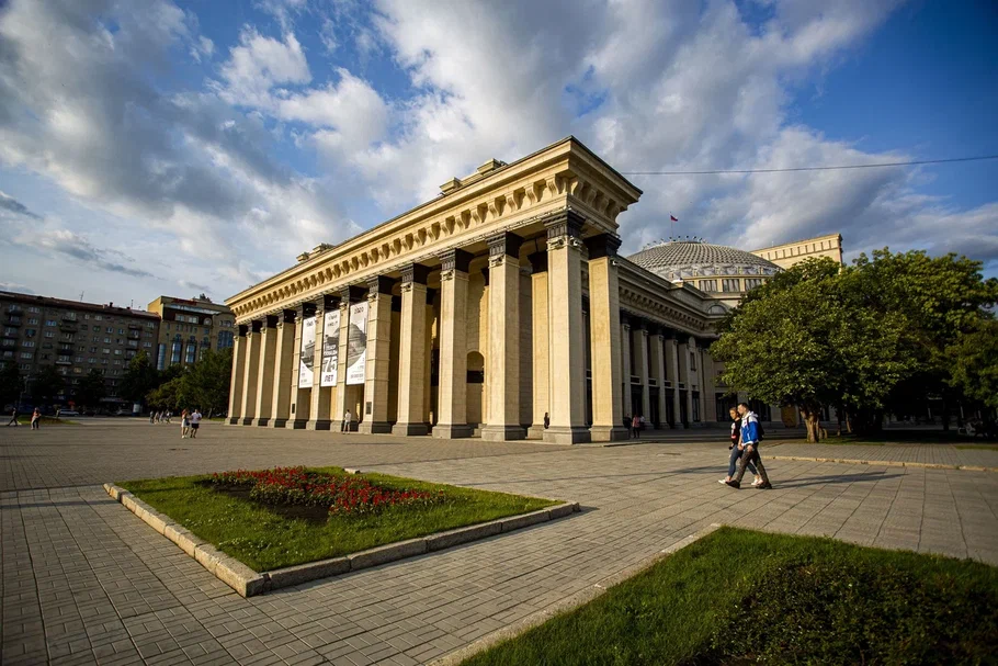 Жителя Барнаула оштрафуют за запуск квадрокоптера возле Новосибирского театра оперы и балета