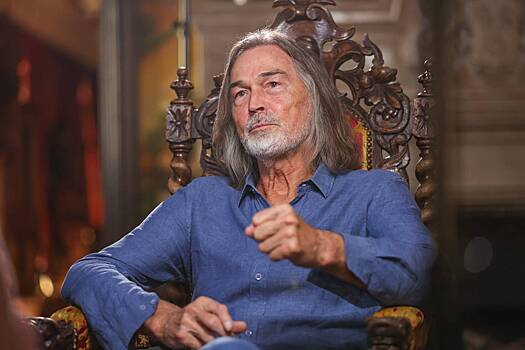 Никас Сафронов оценил работы нейросети словом «невкусно»