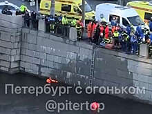 В Петербурге на набережной Обводного канала машина упала в воду