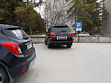 «Я паркуюсь как чудак»: Lexus В888ВВ — с таким номером можно всё