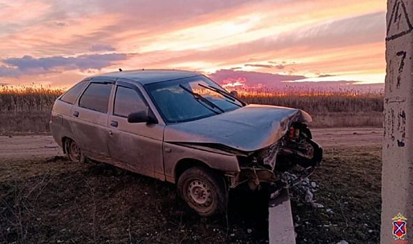 В Волгоградской области водитель ВАЗа пострадал в ДТП с опорой ЛЭП