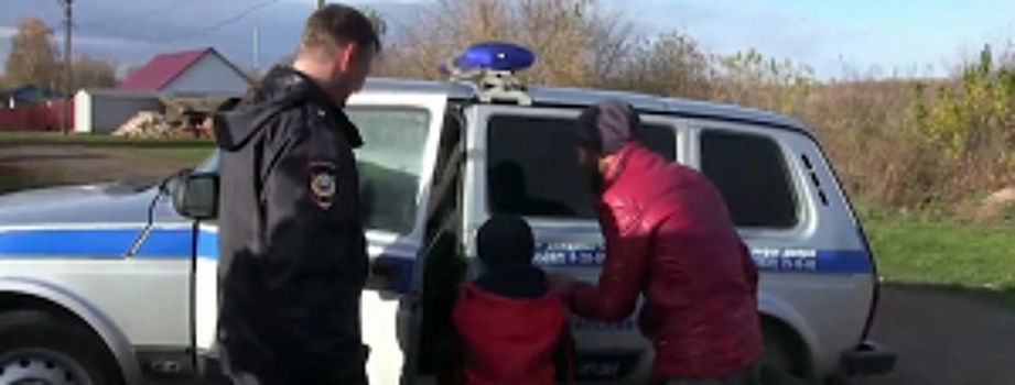 В Оренбургской области полицейские спасли потерявшегося мальчика