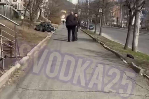 Во Владивостоке таксист набросился на пассажира из-за хлопка дверью