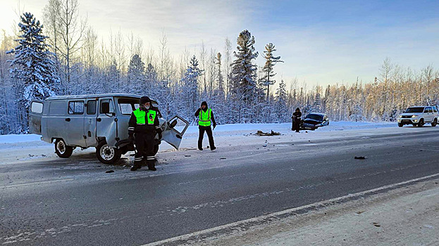 На трассе в Югре «буханка» столкнулась с иномаркой из-за неосторожного маневра. ФОТО
