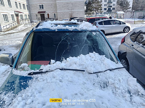 В Шимановске снег с крыши рухнул на автомобиль многодетной семьи и повредил его