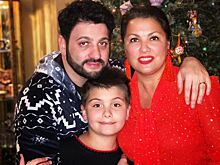 Анна Нетребко похвасталась новогодним убранством своей квартиры в Вене