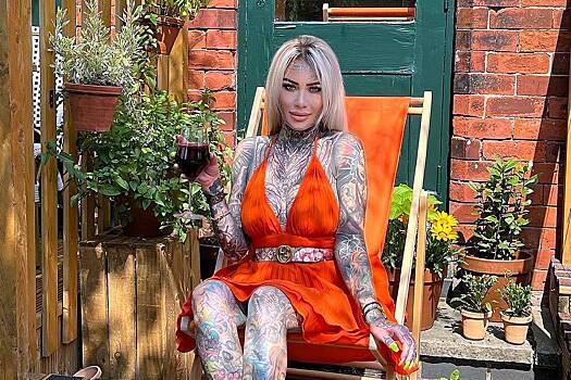 Самую татуированную женщину Великобритании выгнали из бара из-за внешности