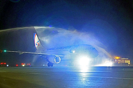 В Кольцово встретили водной аркой первый после перерыва рейс из Геленджика