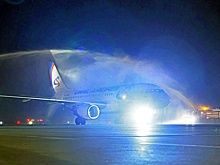 В Кольцово встретили водной аркой первый после перерыва рейс из Геленджика