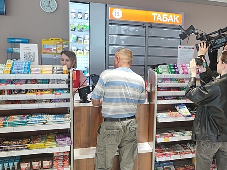 На кассах свердловских магазинов и АЗС предлагают снять наличные