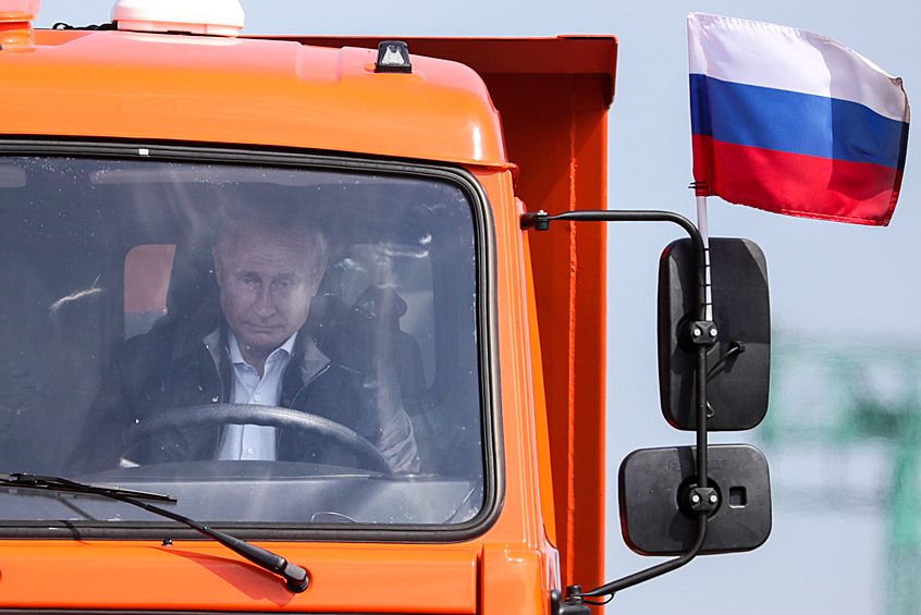 Президент РФ Владимир Путин в головной автомашине «Камаз» во время проезда строительной техники по автодорожной части Крымского моста. 