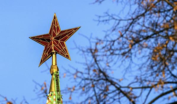 Скандал со свастикой, килограммы золота: что таят в себе кремлевские звезды