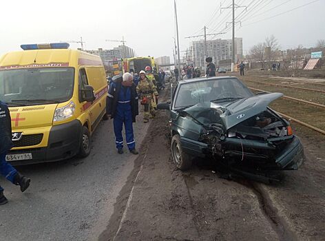 В Саратове водитель на «тринадцатой» врезался в столб