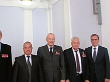 Председатель ростовских ветеранов вручил медали главе Общественной палаты Ростова-на-Дону и одному из её членов