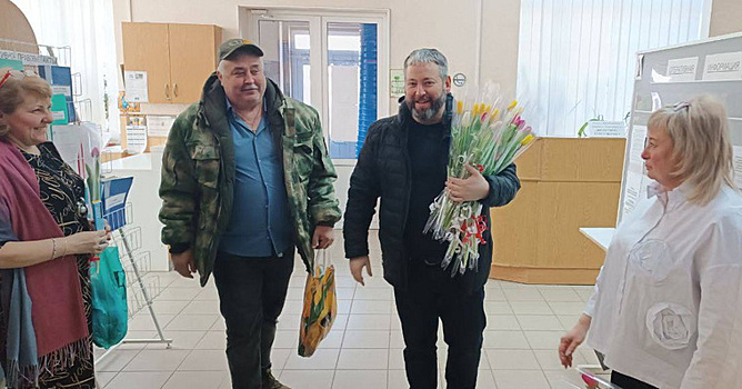Челябинские депутаты поздравили женщин Ясиноватой