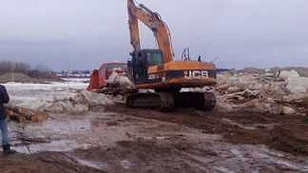 КАМАЗ, провалившийся под лед неделю назад, извлекли из воды