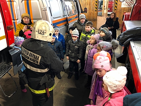 Огнеборцы провели для детей экскурсию в 124 пожарной части Кингисеппского района