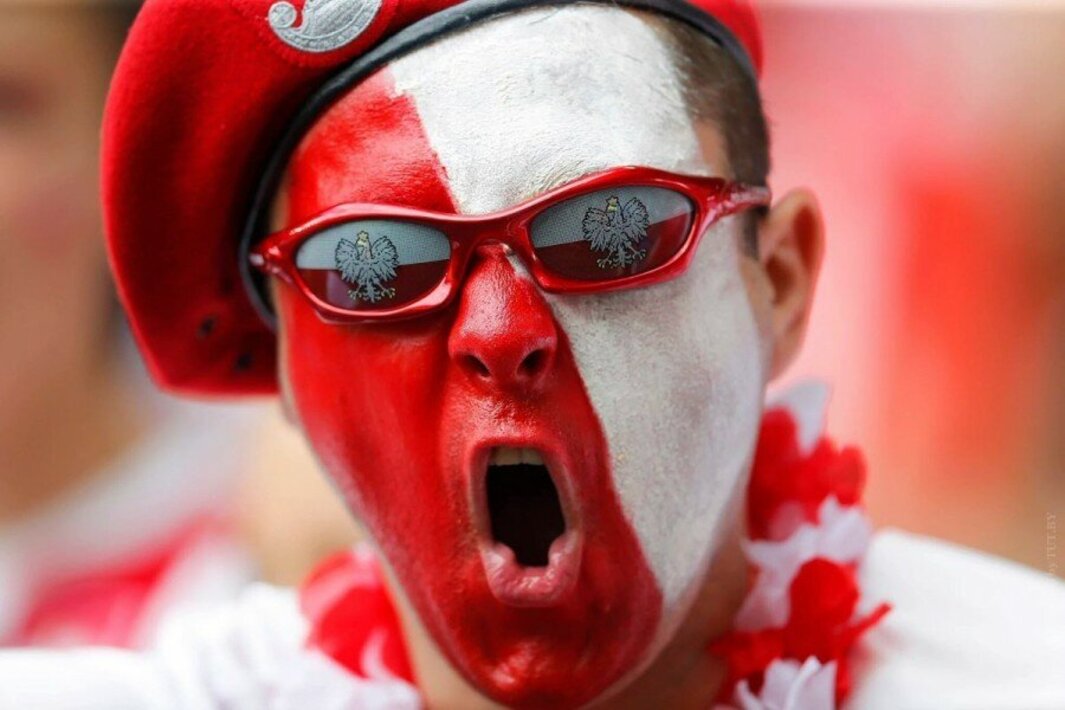 Поляки на ловпланет. Поляки на ловпланет. Польша поляки. Ловепланет. Польские футбольные фанаты.