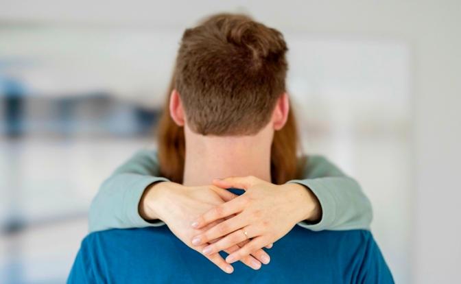 Пьяный россиянин случайно убил любимую и лёг умирать рядом с ней