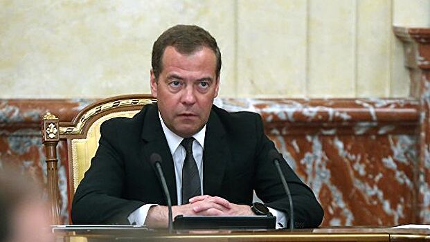 Медведев поздравил соцработников с праздником