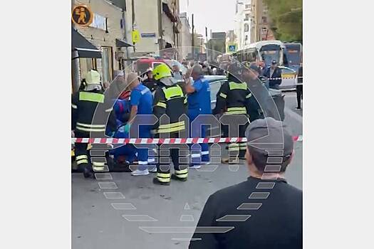 В Москве автомобиль сбил девушку на тротуаре