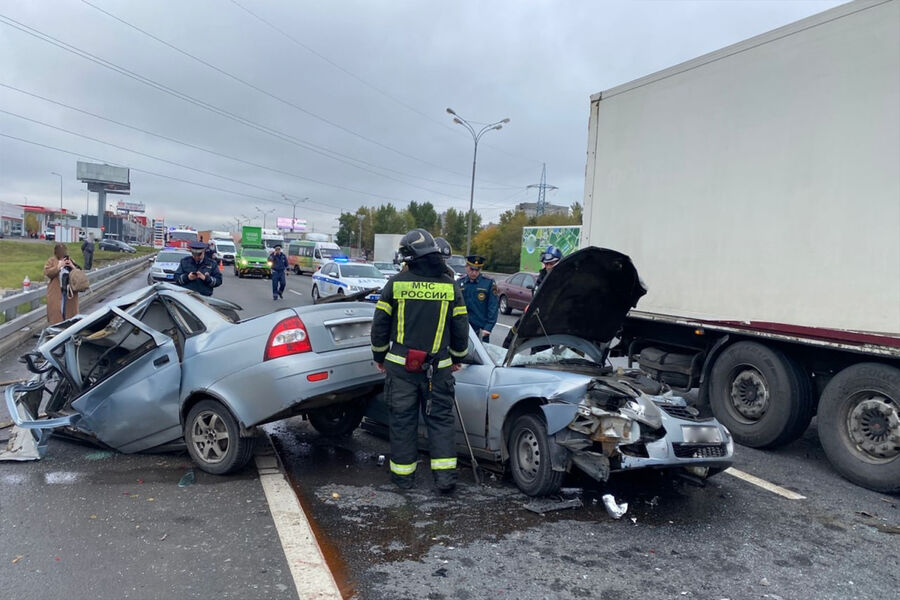 На МКАД в результате ДТП «Ладу Приору» разорвало пополам