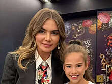 Гимнастка Кабаева снялась в брючном костюме с сумкой за 250 тысяч рублей