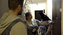 Неприятный запах и незваные гости. Жители дома в Москве пожаловались на соседку из‐за диких животных