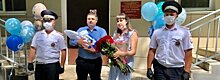 Автоинспекторы поздравили жительницу Великого Новгорода, которой ранее помогли своевременно добраться до роддома